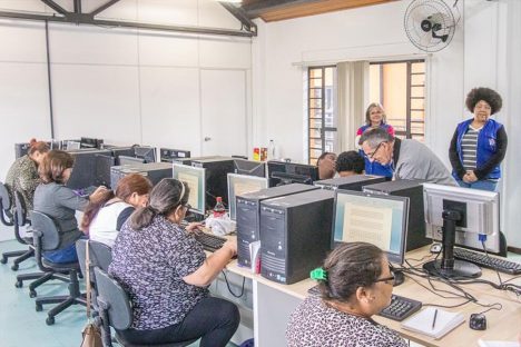 Mulheres do FAS para Elas participam em Curitiba de ação de clube de trocas que promove a economia solidária Imagem referente a Mulheres do FAS para Elas participam em Curitiba de ação de clube de trocas que promove a economia solidária