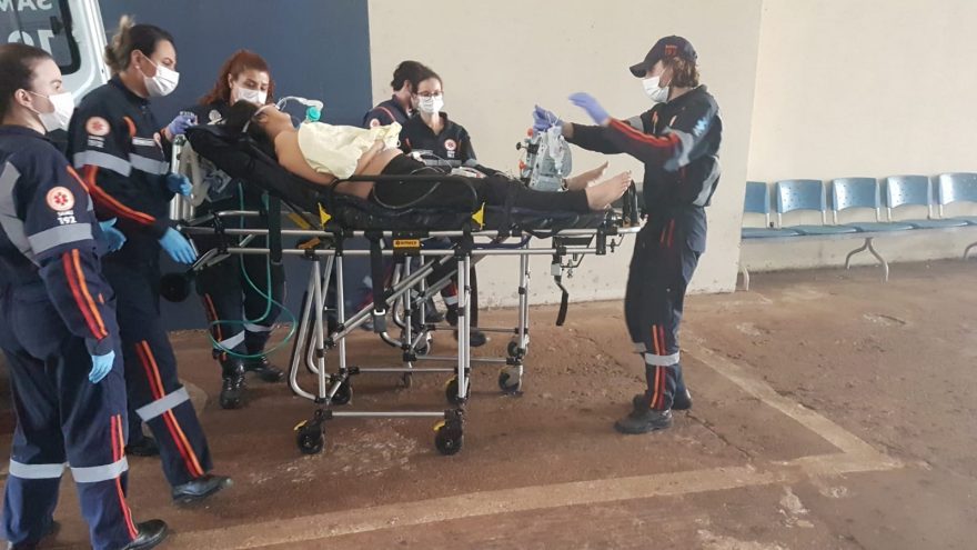 Mulher sofre crise convulsiva e é resgatada de helicóptero pelo Samu