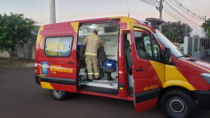 Motociclista fica ferido ao se envolver em acidente com Van Escolar no Universitário