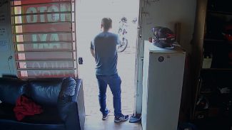 CENAS FORTES: Câmera registra momento em que homem é morto a tiros em Quedas CENAS FORTES: Câmera registra momento em que homem é morto a tiros em Quedas
