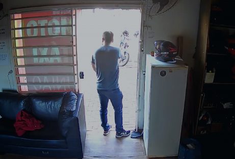 CENAS FORTES: Câmera registra momento em que homem é morto a tiros em Quedas Imagem referente a CENAS FORTES: Câmera registra momento em que homem é morto a tiros em Quedas