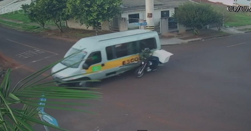 Câmera registra momento que motociclista bate contra Van Escolar no Universitário