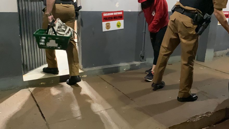 Mulher é presa após furtar produtos em supermercado no Guarujá