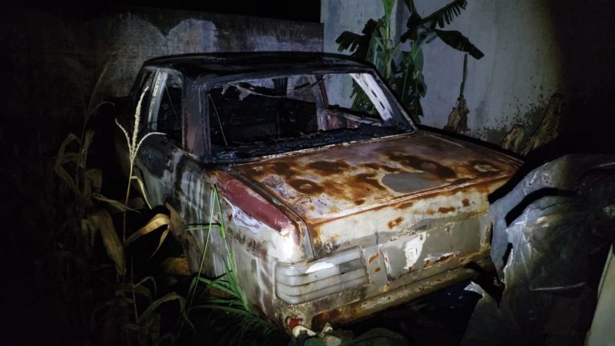 Mercedes 1963 que ia ser restaurada pega fogo no bairro Santa Cruz