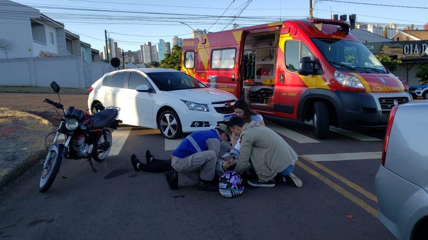 Jovem, de 23 anos, fica ferida após acidente na Rua Manaus