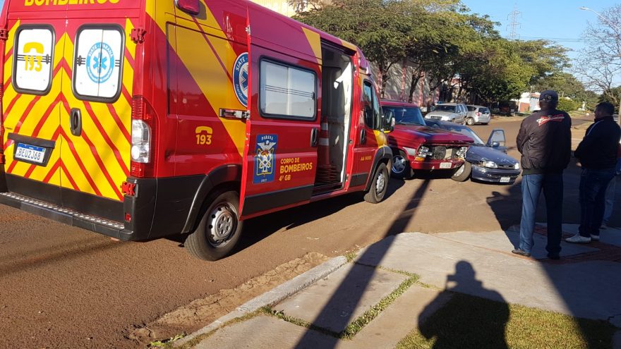 Homem, de 56 anos, fica ferido após acidente entre caminhonete e carro no Santa Felicidade