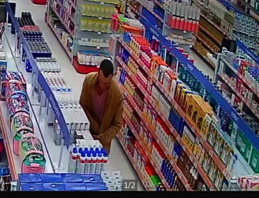 Vídeo mostra homem praticando furto em farmácia no Centro