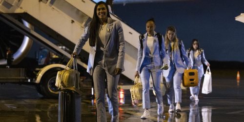 Seleção brasileira desembarca na Austrália para Copa do Mundo Feminina