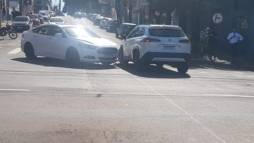 Colisão de trânsito deixa veículos danificados no Centro