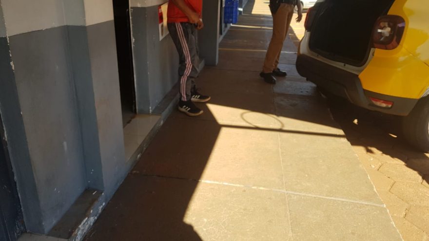 Homem furta esquadrias de janelas da Acesc e é preso pela PM