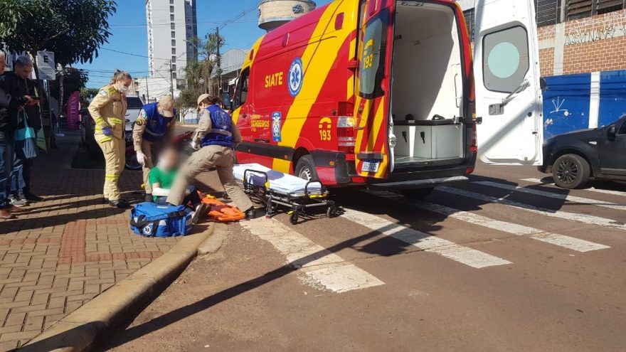 Idosa é atropelada por motocicleta no Centro