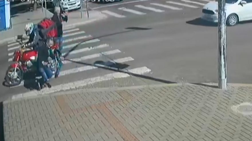 Câmera flagra momento em que idosa é atropelada no Centro