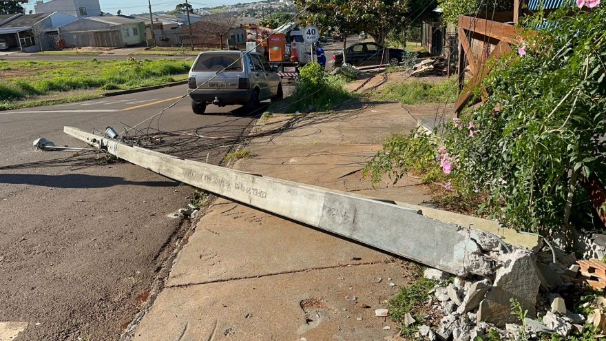 Poste elétrico é derrubado por carro desgovernado na Rua Panamá