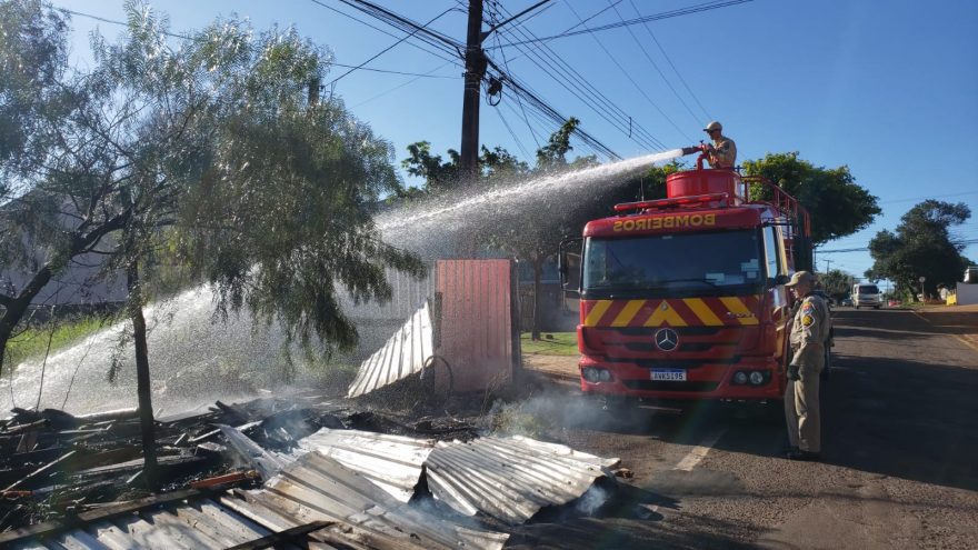 Bombeiros combatem incêndio em vegetação no Alto Alegre