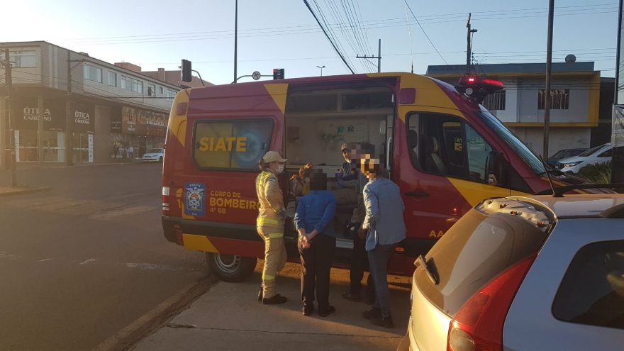 Idosa fica ferida ao ser atropelada por veículo na Avenida Carlos Gomes