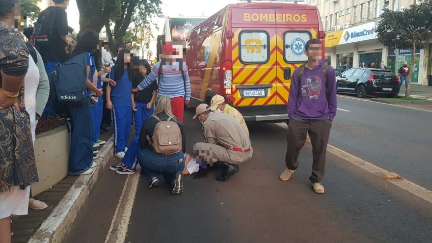 Adolescente fica ferida ao ser atropelada por ônibus na Avenida Brasil