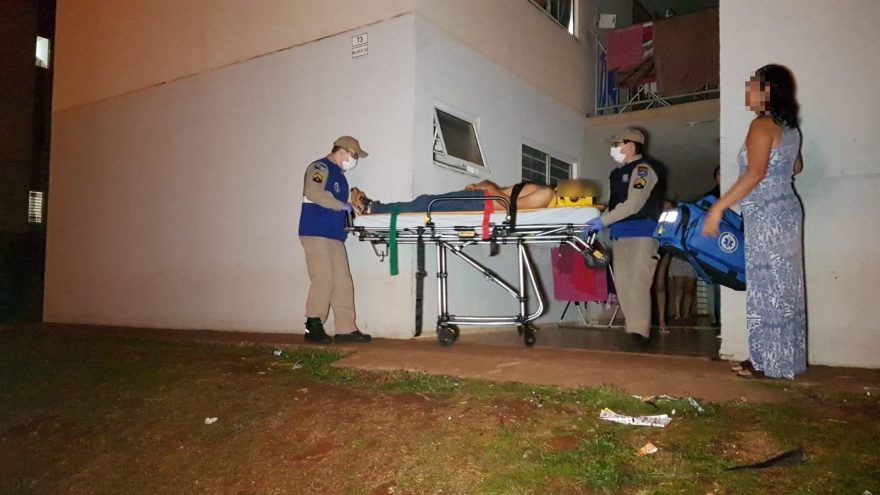 Homem fica ferido ao ser atingido por golpes na cabeça no Riviera