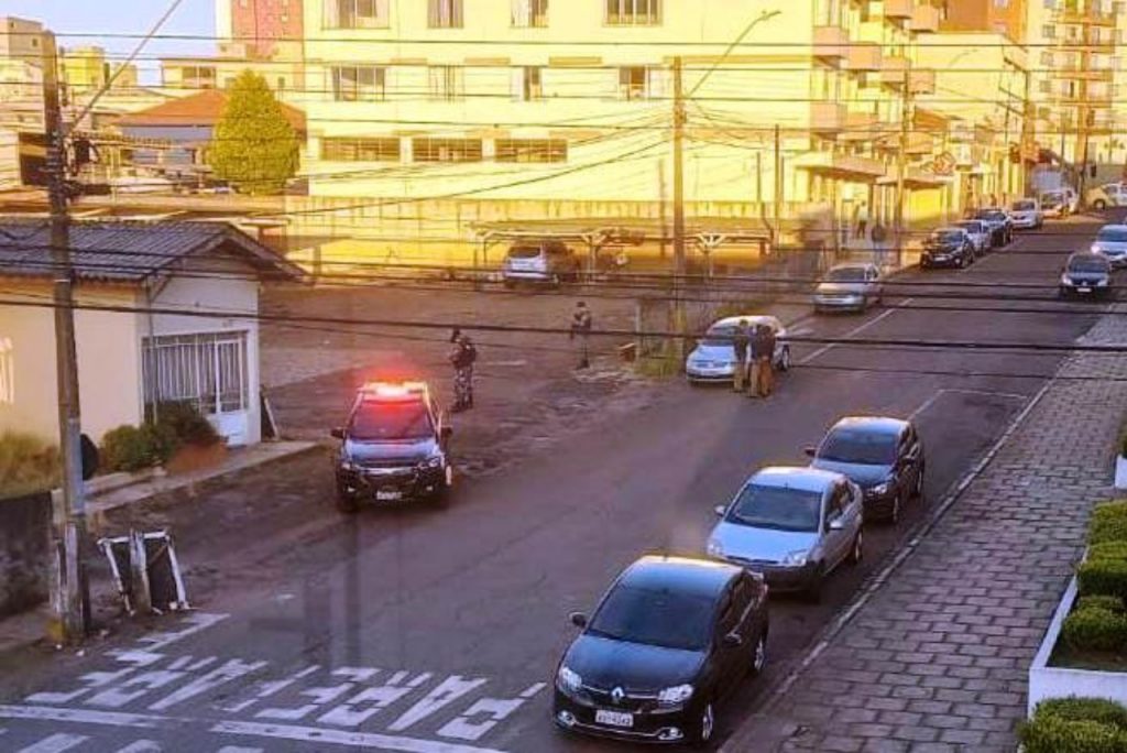 Granada é encontrada dentro de veículo em lava car no centro de Guarapuava