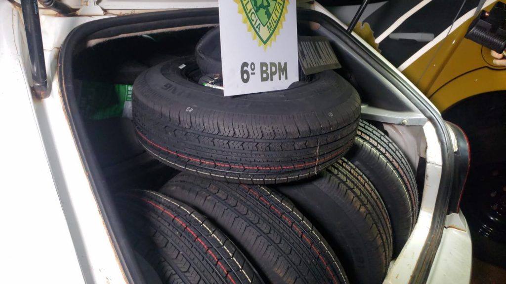 Cavalaria apreende carga de 50 pneus contrabandeados em veículo no trevo Guarujá