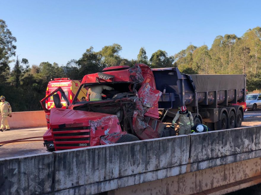 Quatro caminhões se envolvem em forte colisão na BR-163, no Contorno Oeste