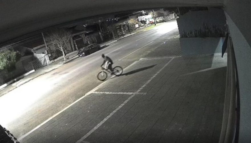 Câmera flagra ladrão de bicicleta no Parque São Paulo