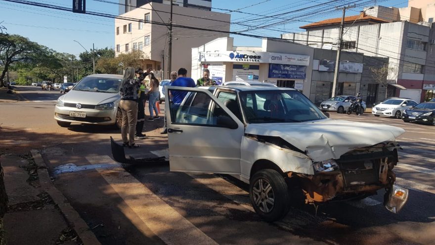 Carros se envolvem em forte colisão no cruzamento das Ruas São Paulo e Barão do Cerro Azul