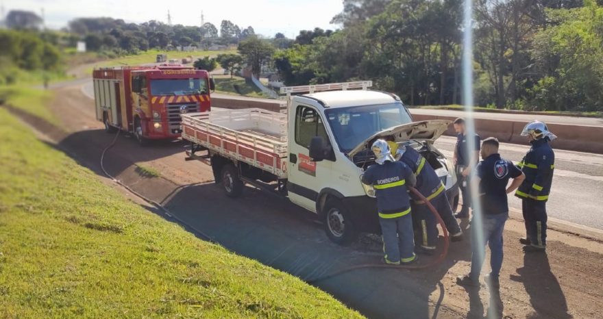 Bombeiros são mobilizados para combater incêndio em caminhão na PRc-467