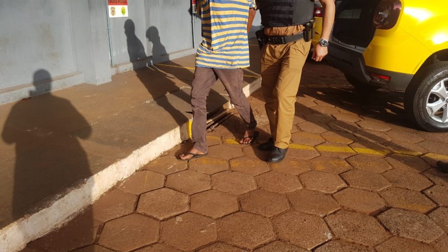 Homem é preso após agredir cunhada com tijolo e enxadinha