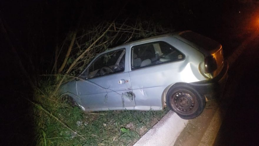 Motorista perde o controle da direção e acaba saindo da pista na marginal da BR-277