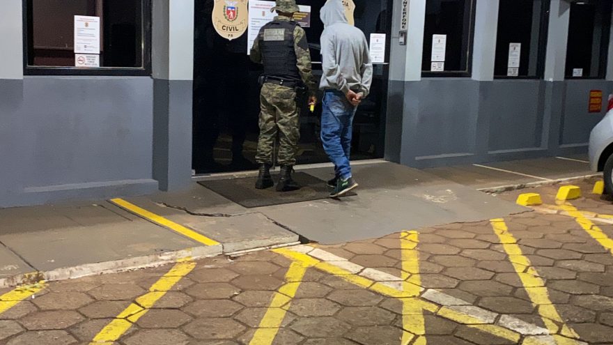 Homem é detido por furtar duas barras de chocolate em supermercado