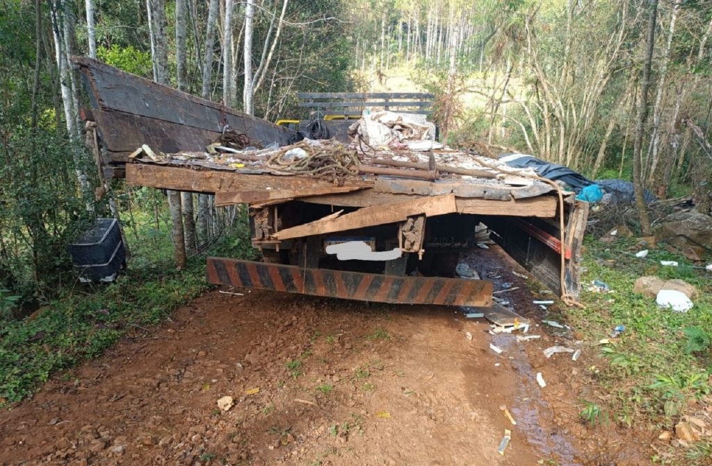 Patrulha Rural flagra descarte de lixo em afluente de Francisco Beltrão; envolvidos foram presos