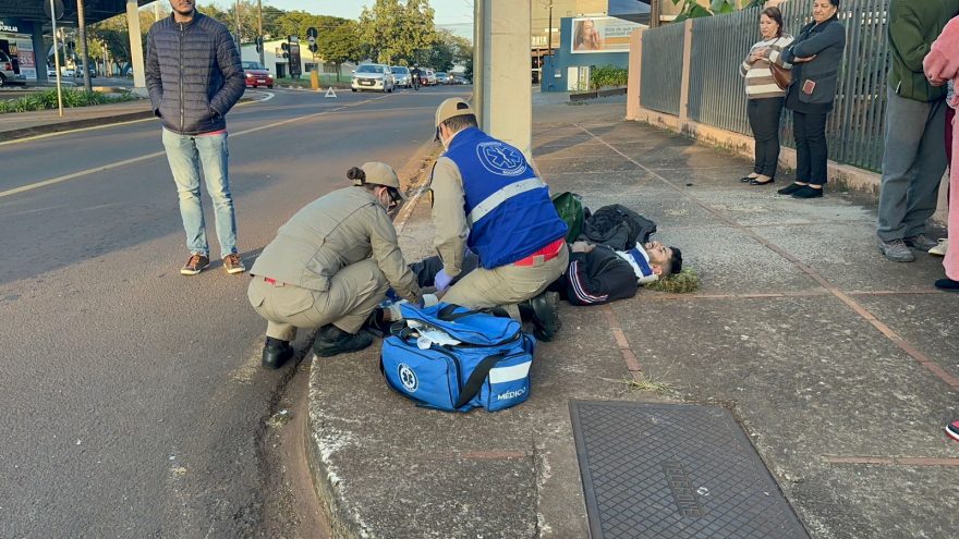 Motociclista tem suspeita de fratura na perna após forte colisão no Parque Verde