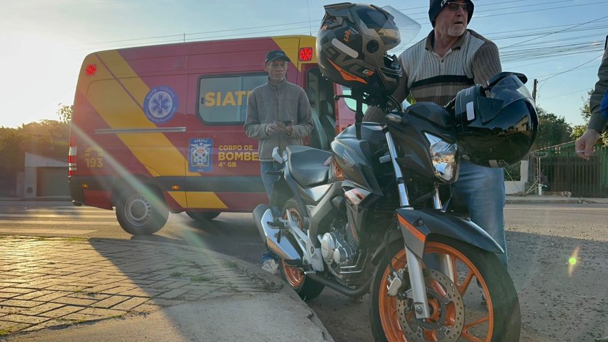 Duas pessoas ficam feridas após colisão entre carro e moto na Rua Xavantes