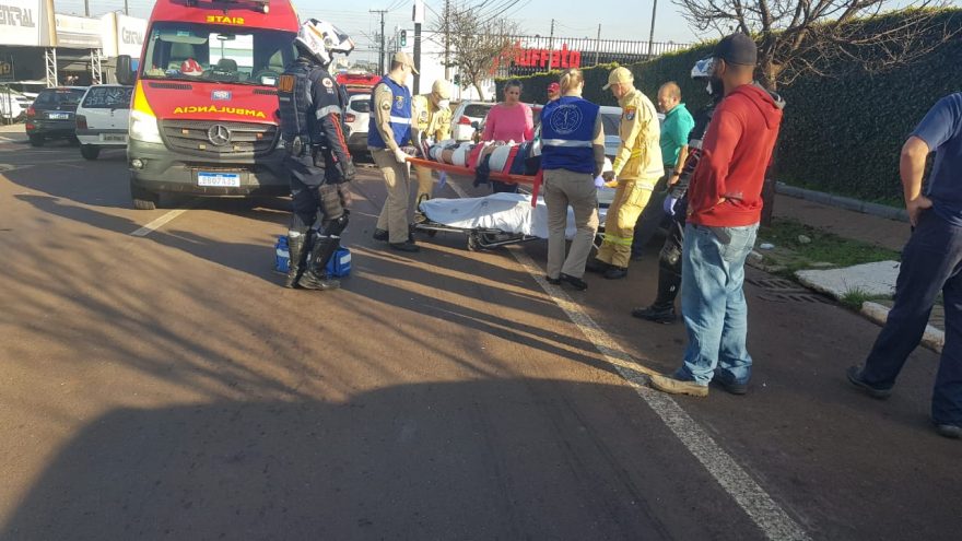Duas pessoas ficam feridas em colisão traseira entre carro e moto na Rua Cuiabá