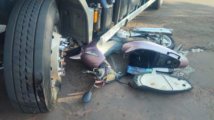Motociclista sobrevive após grave acidente com caminhão