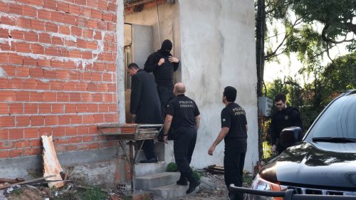 Imóvel onde jovem entrou em confronto com a PF é periciado; IML recolhe corpo para autópsia