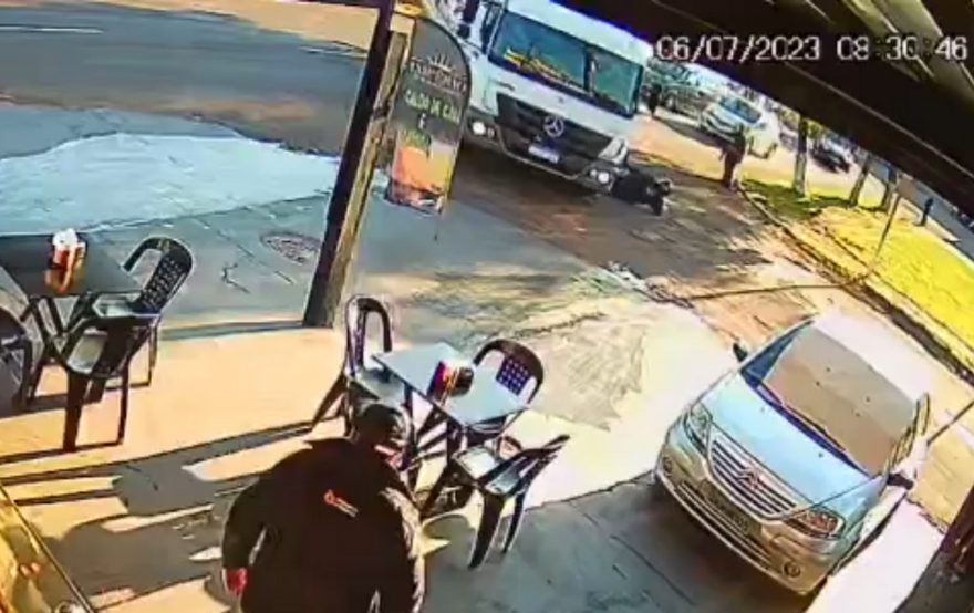 Nasceu de novo! Vídeo mostra que motociclista quase foi atropelada por caminhão em acidente