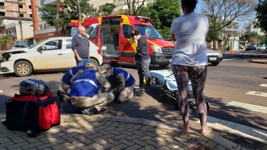 Motociclista de 26 anos tem fratura na perna após forte colisão com carro