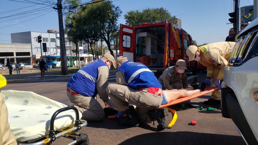 Jovem tem lesão na cabeça após ser atropelada por caminhonete