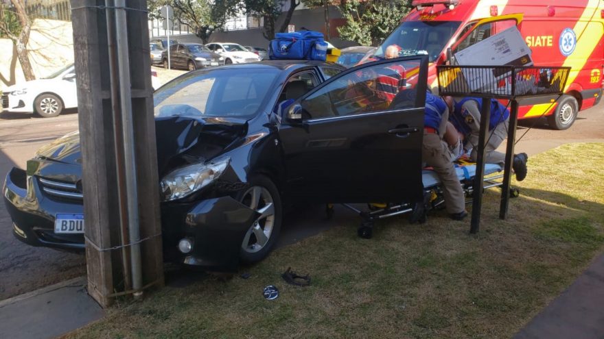Mulher bate Corolla contra poste na Rua Minas Gerais, no Centro