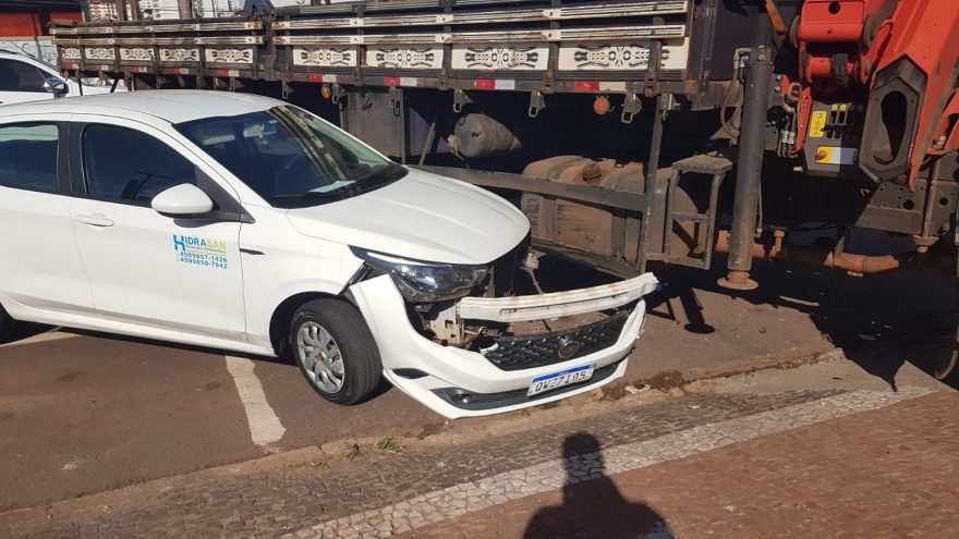 Caminhão e Fiat Argo se envolvem em colisão na Avenida Tancredo Neves