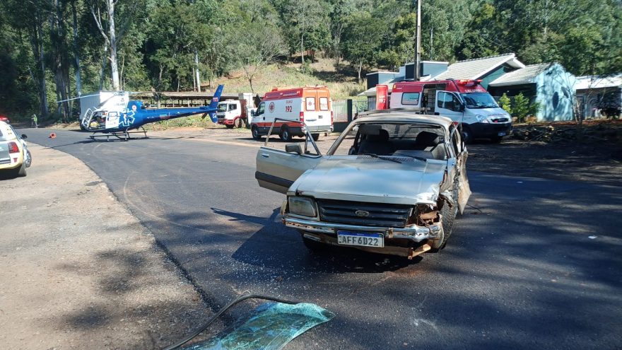 Vítima é socorrida de helicóptero em grave acidente entre carro e caminhão