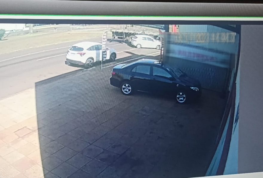 Vídeo mostra momento em que carro e caminhão se envolvem em colisão na Avenida Tancredo Neves