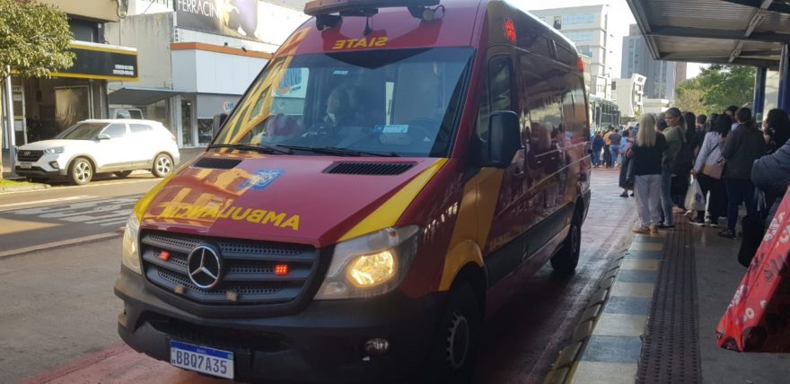Mulher sofre queda ao descer de ônibus e precisa ser socorrida