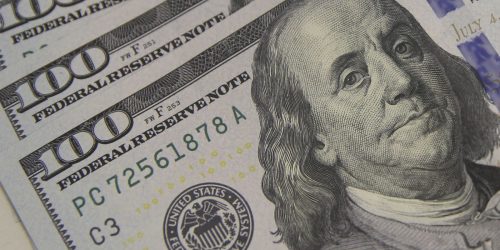 Imagem referente a Dólar tem forte alta e fecha a R$ 4,93 com dados dos Estados Unidos