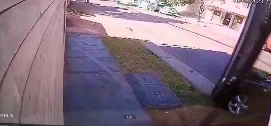 Vídeo mostra momento em que Corolla colide contra poste na Rua Minas Gerais