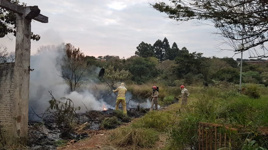 Bombeiros combatem incêndio em vegetação no Cascavel Velho