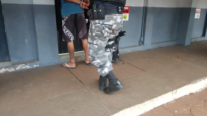 Homem é preso por tráfico e porte ilegal de arma de fogo