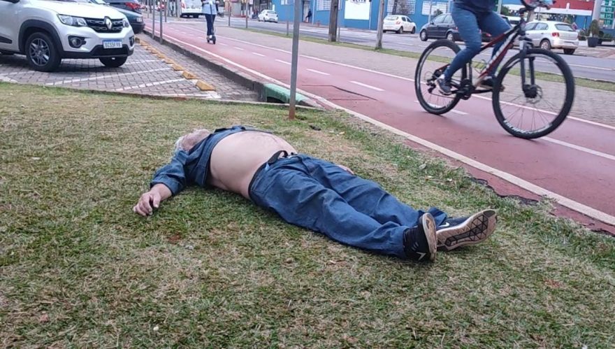 Idoso passa mal na ciclovia da Av. Brasil e é amparado por populares até a chegada do Samu