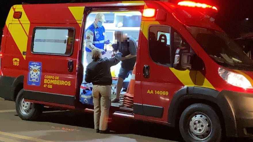 Homem fica ferido ao ser emprensado por porta de ônibus na Rua Itália